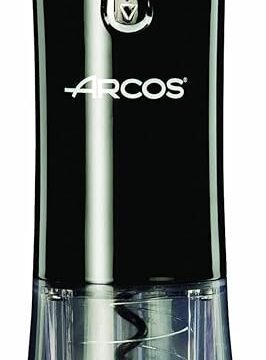 Sacacorchos eléctrico marca Arcos color negro abriendo botella