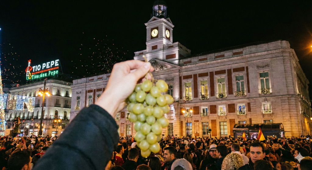 Copas con 12 uvas de la suerte y confeti
