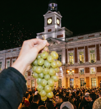 Copas con 12 uvas de la suerte y confeti