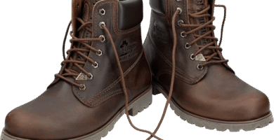 Botas Panama Jack 03 color amarillo napa vintage sobre hojas de otoño