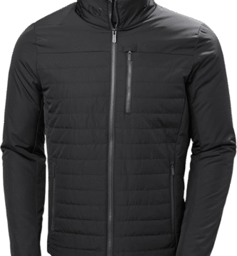 Hombre vistiendo chaqueta Helly Hansen Crew Insulator 2.0 azul marino con logo en el hombro.