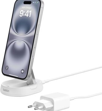 Cargador inalámbrico Belkin Qi2 blanco sosteniendo un iPhone en modo soporte
