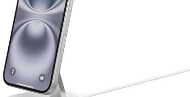 Cargador inalámbrico Belkin Qi2 blanco sosteniendo un iPhone en modo soporte