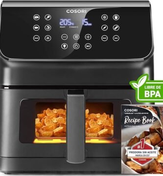 Freidora de aire Cosori 6.2 litros con ventana transparente cocinando pollo asado en encimera moderna