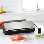 Envasadora al vacío FoodSaver VS3190X plateada sellando bolsa de comida