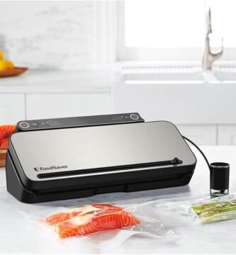 Envasadora al vacío FoodSaver VS3190X plateada sellando bolsa de comida