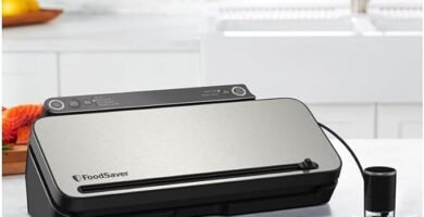 Envasadora al vacío FoodSaver VS3190X plateada sellando bolsa de comida