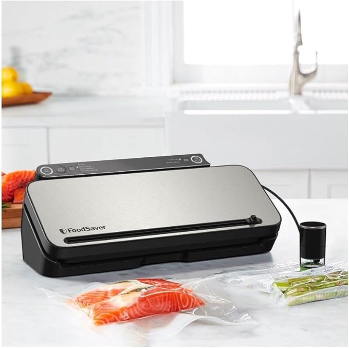Envasadora al vacío FoodSaver VS3190X plateada sellando bolsa de comida