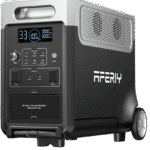 Generador eléctrico portátil AFERIY negro alimentando electrodomésticos en un camping