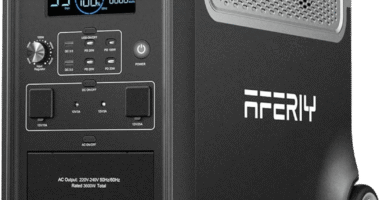 Generador eléctrico portátil AFERIY negro alimentando electrodomésticos en un camping