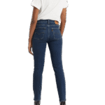 Mujer vistiendo vaqueros Levi's 724 de corte recto y color índigo