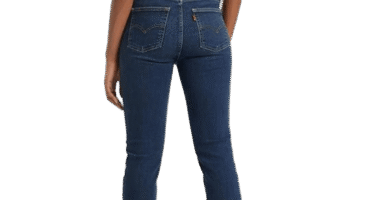 Mujer vistiendo vaqueros Levi's 724 de corte recto y color índigo