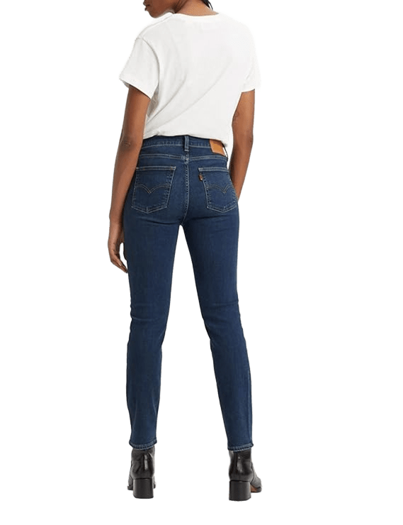 Mujer vistiendo vaqueros Levi's 724 de corte recto y color índigo