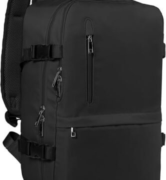 Mochila de viaje color beige abierta mostrando compartimentos organizados y ropa