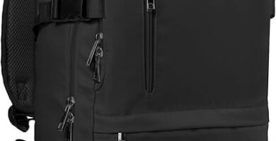 Mochila de viaje color beige abierta mostrando compartimentos organizados y ropa