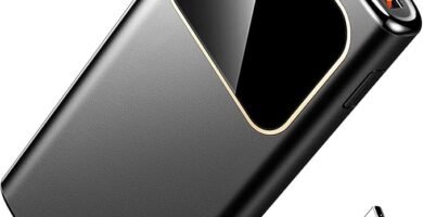 Batería externa negra con pantalla LED digital mostrando porcentaje de carga conectada a un móvil