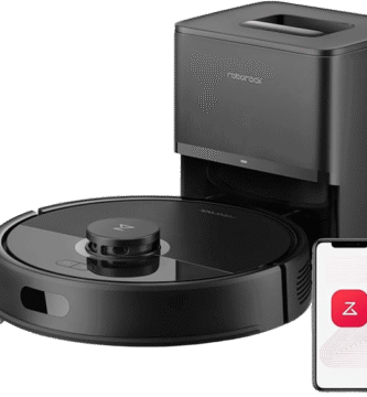 Robot aspirador Roborock Q7 L5+ color negro en su base de carga y autovaciado.