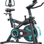 Bicicleta estática Toputure negra y roja en salón de casa