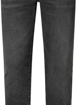 Hombre vistiendo vaqueros Pepe Jeans modelo Finsbury color azul denim con zapatillas blancas.