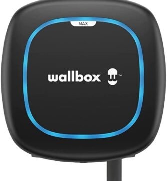 Cargador de pared Wallbox Pulsar Max negro instalado en garaje cargando vehículo eléctrico