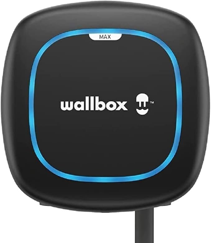 Cargador de pared Wallbox Pulsar Max negro instalado en garaje cargando vehículo eléctrico
