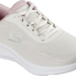 Zapatilla deportiva Skechers mujer color beige natural vista lateral con suela blanca.