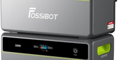 Estación de energía FOSSiBOT FBP1200 en un balcón con paneles solares.