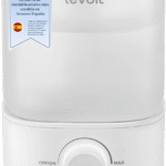 Humidificador Levoit en un dormitorio funcionando con vapor frío.