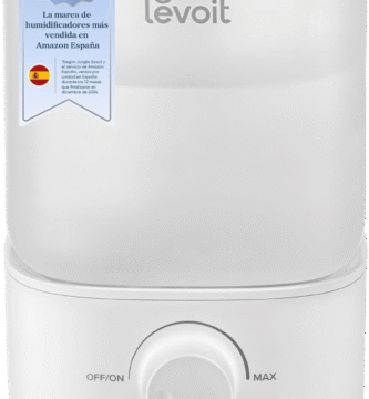 Humidificador Levoit en un dormitorio funcionando con vapor frío.