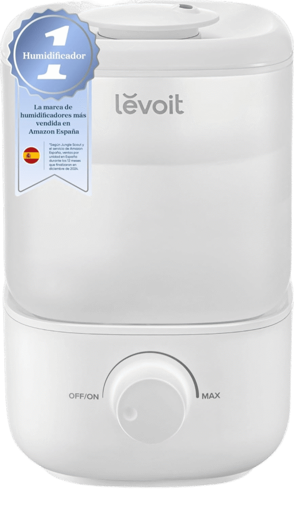 Humidificador Levoit en un dormitorio funcionando con vapor frío.