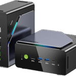 Mano sosteniendo un Mini PC GMKtec negro muy pequeño con puertos USB y HDMI visibles