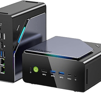 Mano sosteniendo un Mini PC GMKtec negro muy pequeño con puertos USB y HDMI visibles