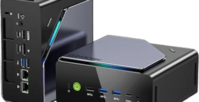 Mano sosteniendo un Mini PC GMKtec negro muy pequeño con puertos USB y HDMI visibles