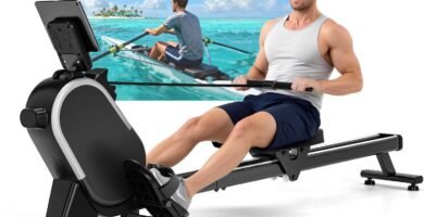 Máquina de remo CHAOKE plegada en un salón moderno.